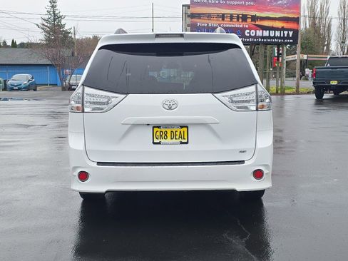 Used 2018 Toyota Sienna SE image 8