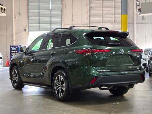 Used 2023 Toyota Highlander XLE image 4