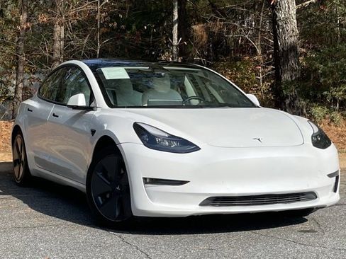 Used 2022 Tesla Model 3 Standard Range image 9