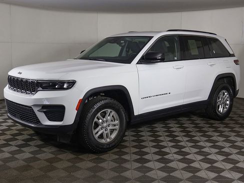 Used 2023 Jeep Grand Cherokee Laredo AWD/4WD image 6