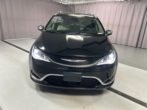 Used 2017 Chrysler Pacifica Limited FWD image 2
