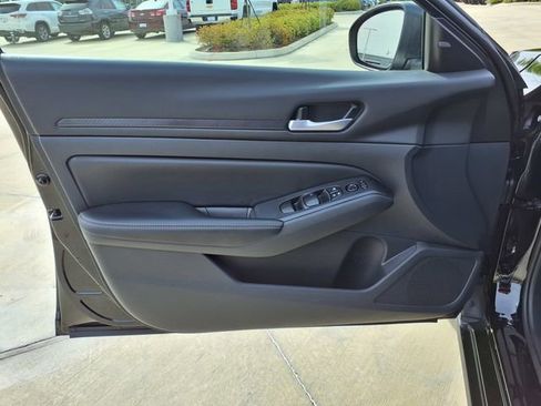 Used 2025 Nissan Altima 2.5 SV FWD image 12