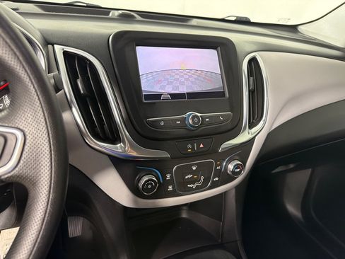 Used 2022 Chevrolet Equinox LS AWD/4WD image 16