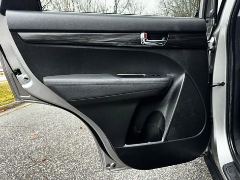 Used 2012 Kia Sorento LX w/ Convenience Pkg image 11