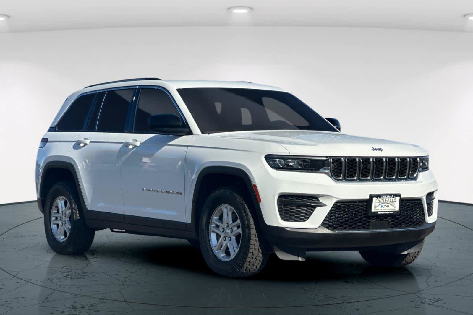 Used 2023 Jeep Grand Cherokee Laredo w/ Trailer Tow Prep Group (B) AWD/4WD image 5