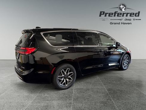 New 2027 Chrysler Pacifica Limited FWD image 21