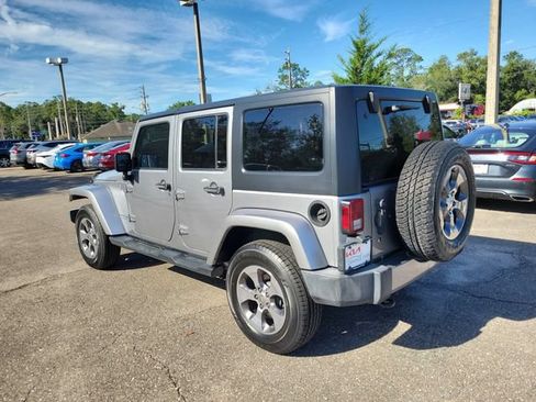 Used 2018 Jeep Wrangler Unlimited Sahara w/ Connectivity Group AWD/4WD image 3