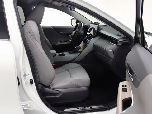 Used 2023 Toyota Venza XLE image 21