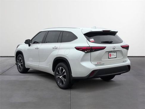 Used 2023 Toyota Highlander XLE image 4
