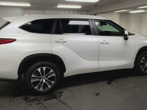 Used 2023 Toyota Highlander XLE AWD/4WD image 9