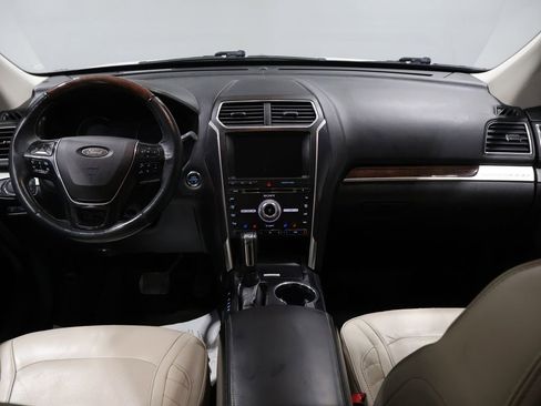 Used 2018 Ford Explorer Platinum image 18