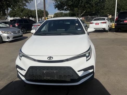 Used 2023 Toyota Corolla SE FWD image 2