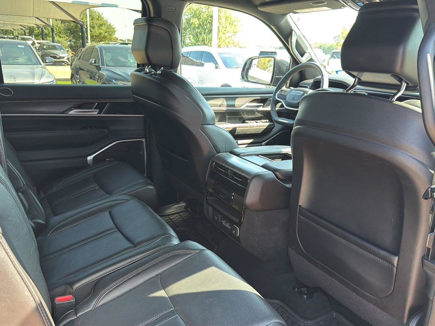 Used 2024 Jeep Wagoneer L Series II w/ Flexible Seating Group RWD image 9