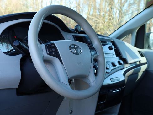 Used 2011 Toyota Sienna LE image 5