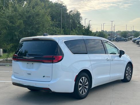 Used 2023 Chrysler Pacifica Touring-L FWD image 12