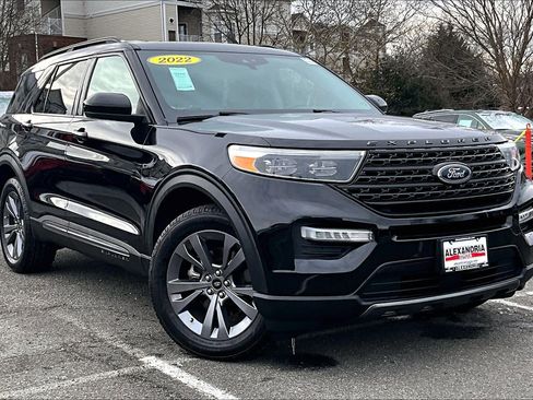 Used 2022 Ford Explorer XLT w/ Equipment Group 202A image 2
