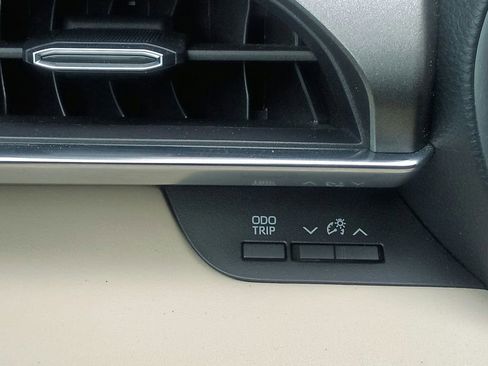 Used 2020 Toyota Highlander Limited FWD image 28