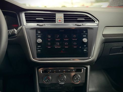 Used 2024 Volkswagen Tiguan SE AWD/4WD image 12