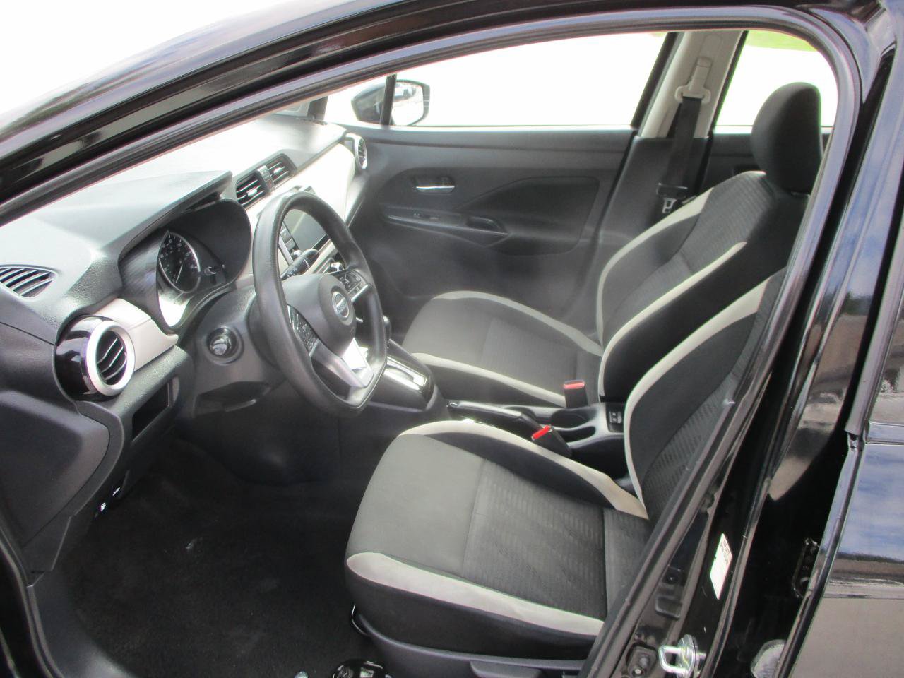 Used 2021 Nissan Versa SV FWD image 14