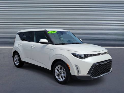 Used 2025 Kia Soul LX w/ LX Technology Package FWD image 2