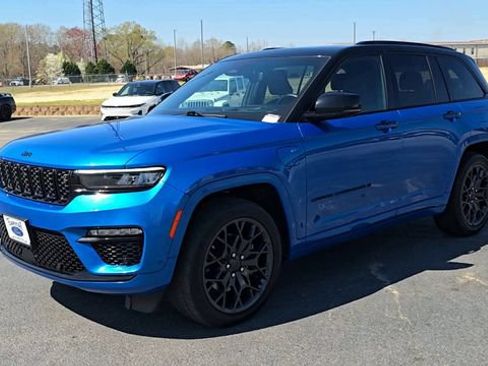Used 2023 Jeep Grand Cherokee Summit AWD/4WD image 3