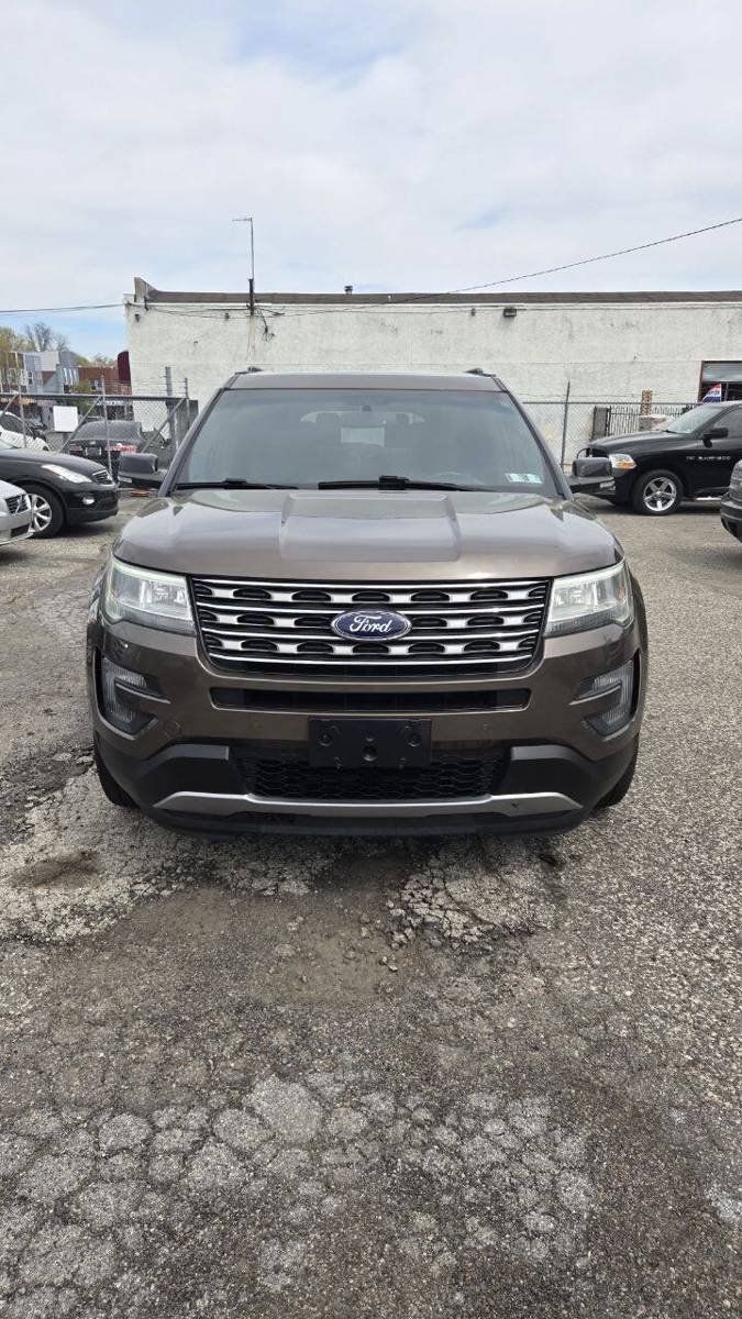 Used 2016 Ford Explorer XLT w/ Equipment Group 202A AWD/4WD image 3