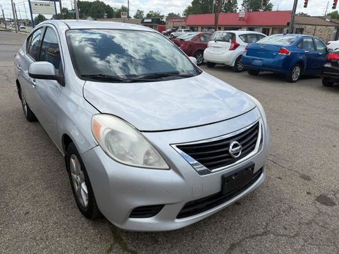 Used 2014 Nissan Versa SV w/ Convenience Package FWD image 3