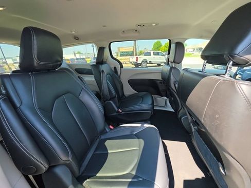 Used 2024 Chrysler Pacifica Limited FWD image 33