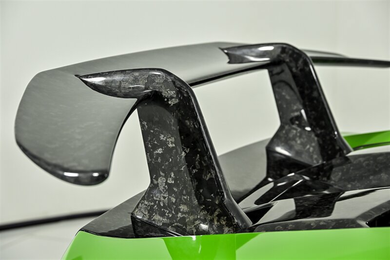 Used 2021 Lamborghini Huracan EVO RWD image 21