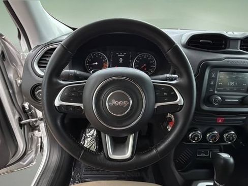 Used 2015 Jeep Renegade Latitude FWD image 11