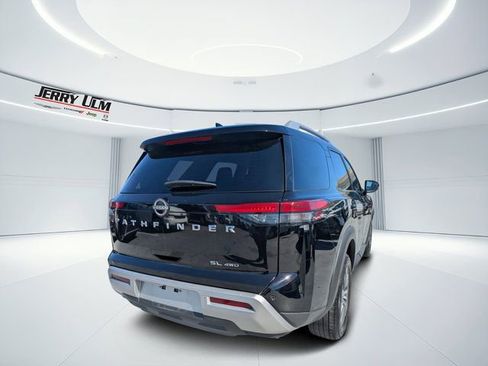 Used 2025 Nissan Pathfinder SL image 3