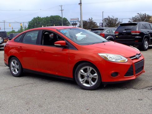 Used 2014 Ford Focus SE FWD image 2