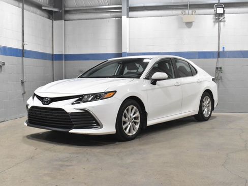 Used 2021 Toyota Camry LE AWD/4WD image 2