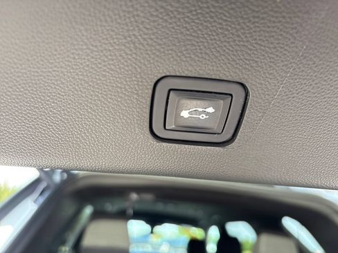 Used 2022 Chevrolet Traverse LT FWD image 32