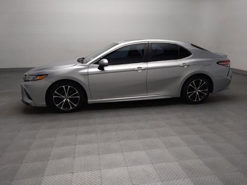 Used 2018 Toyota Camry SE w/ Moonroof Package FWD image 2