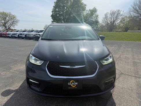 Used 2021 Chrysler Pacifica Touring-L FWD image 8