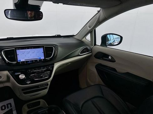 Used 2023 Chrysler Pacifica Touring-L FWD image 23