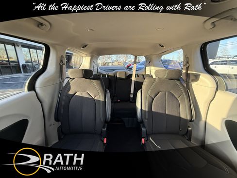Used 2022 Chrysler Voyager LX image 21