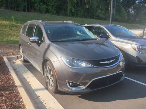 Used 2018 Chrysler Pacifica Limited w/ Tire & Wheel Group FWD image 2