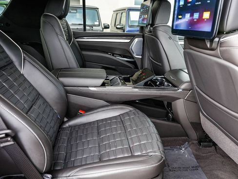 Used 2025 Cadillac Escalade V AWD/4WD image 19