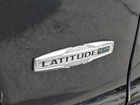 Used 2019 Jeep Cherokee Latitude Plus w/ Comfort/Convenience Group AWD/4WD image 31