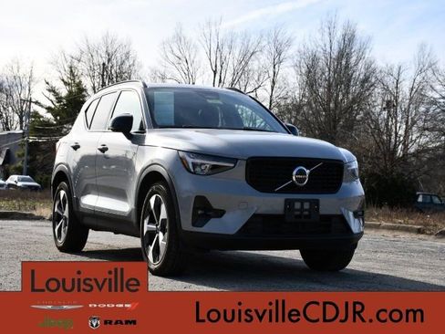 Used 2025 Volvo XC40 B5 Plus image 1