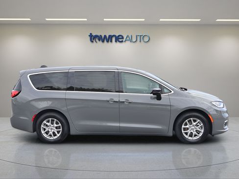 Used 2025 Chrysler Pacifica Select FWD image 6