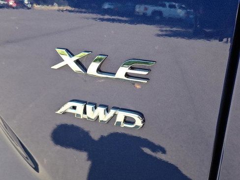 Used 2022 Toyota Corolla Cross XLE image 9