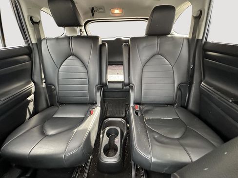 Used 2020 Toyota Highlander XLE image 12