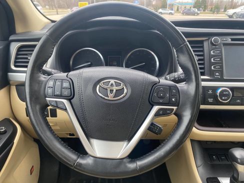 Used 2017 Toyota Highlander AWD V6 image 11