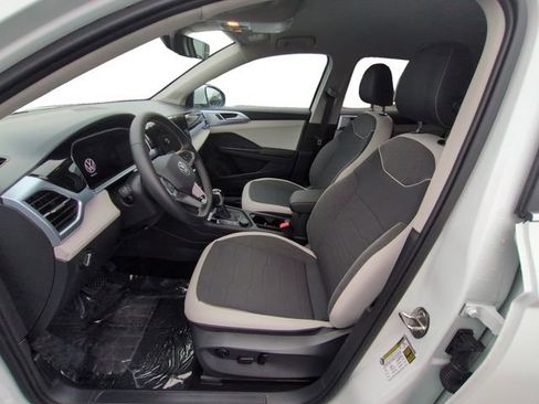 Certified 2025 Volkswagen Taos SE image 13