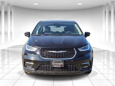 Used 2024 Chrysler Pacifica Touring-L image 8