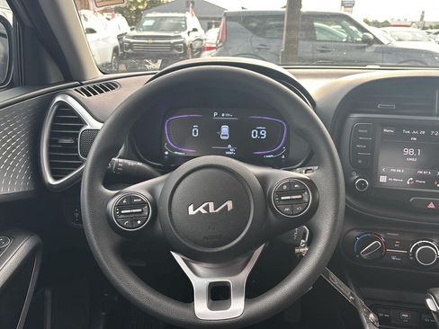 Certified 2025 Kia Soul LX w/ LX Technology Package FWD image 8