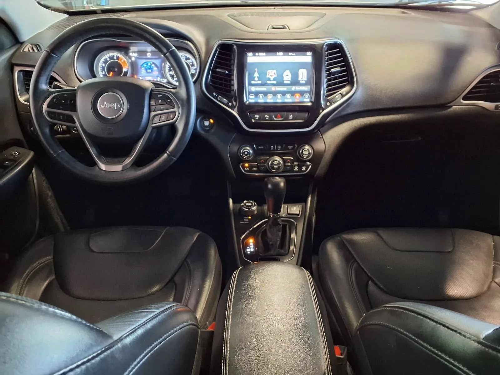 Used 2019 Jeep Cherokee Limited w/ Luxury Group AWD/4WD image 16